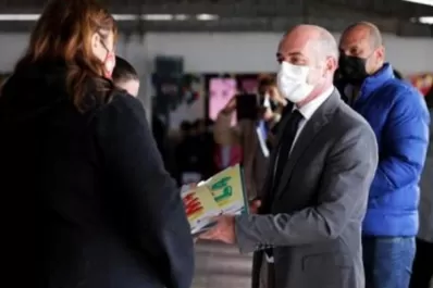 Entregaron Libros para Aprender a estudiantes de una escuela de El Manantial