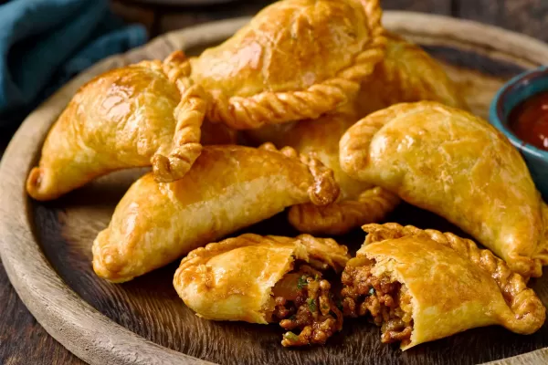 El embajador de Estados Unidos pone a prueba las empanadas de Tucumán