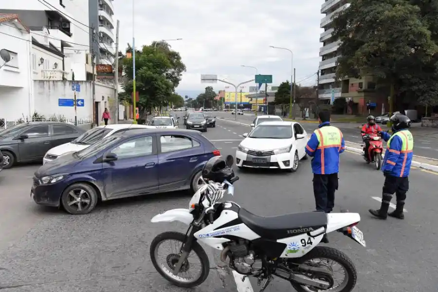 MATE DE LUNA AL 2000, CORTADA. De 9:30 a 11 los vehículos tuvieron que desviarse por Chiclana. la gaceta / fotos de analía jaramillo