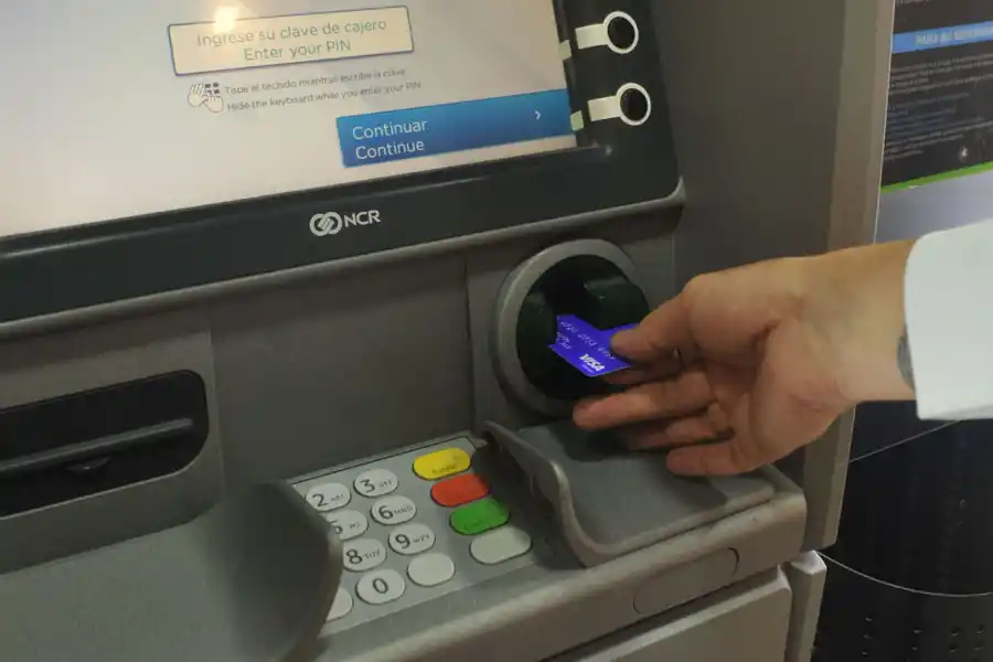 EN LOS CAJEROS AUTOMÁTICOS. Los aguinaldos estarán depositados junto con el sueldo de junio. 