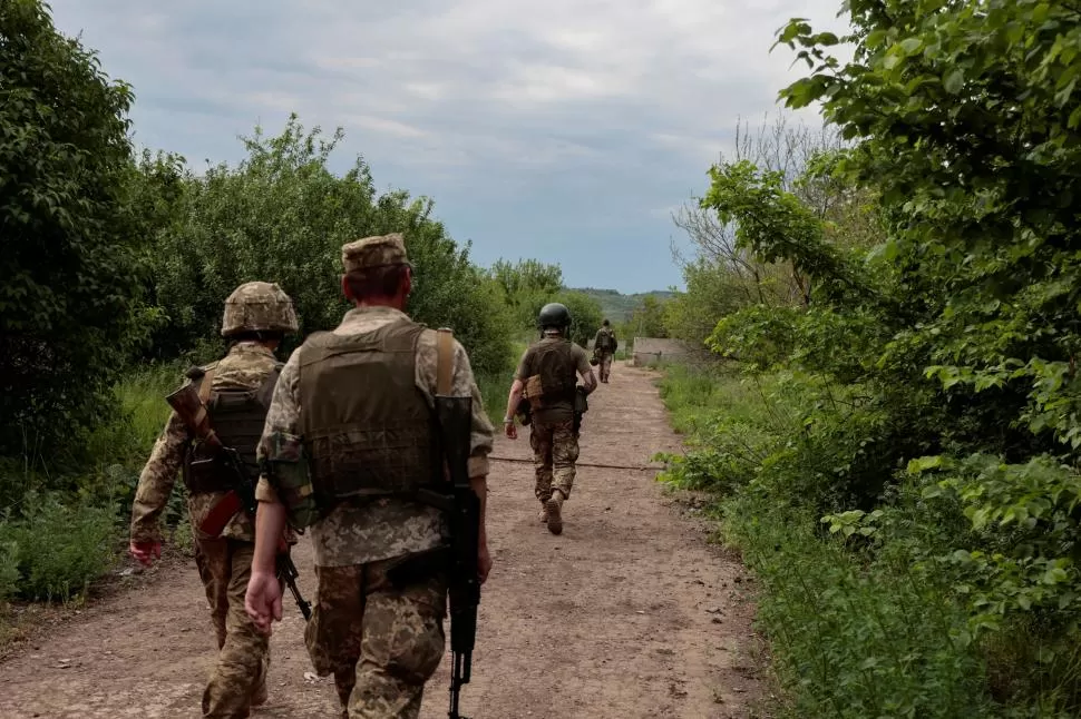 DONETSK. Militares ucranianos patrullan un área cerca de la frontera. 