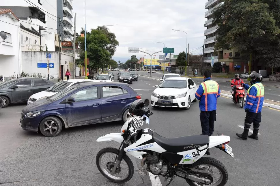 MATE DE LUNA AL 2000, CORTADA. De 9:30 a 11 los vehículos tuvieron que desviarse por Chiclana. la gaceta / fotos de analía jaramillo