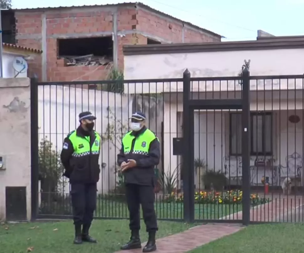 LA POLICÍA EN EL LUGAR. La casa de Salas y Valdés al 200, donde tres ladrones ingresaron a robar. 