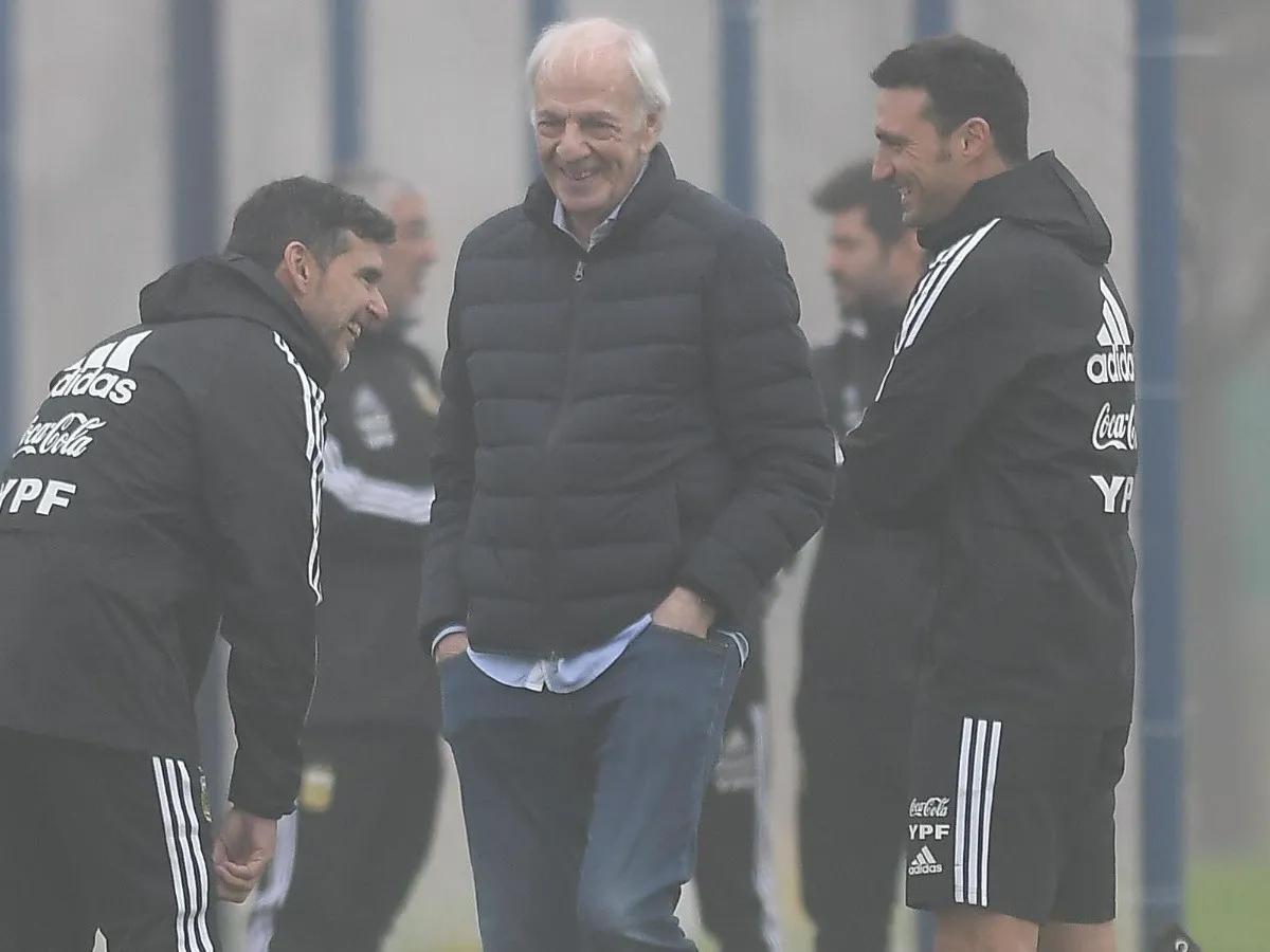 Menotti junto al cuerpo técnico de la selección Argentina.