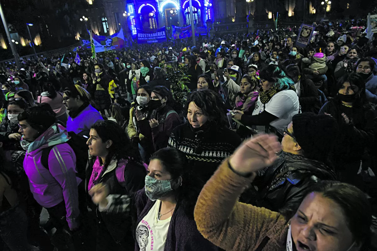 MULTITUD. Las mujeres llenaron la Plaza Independencia.