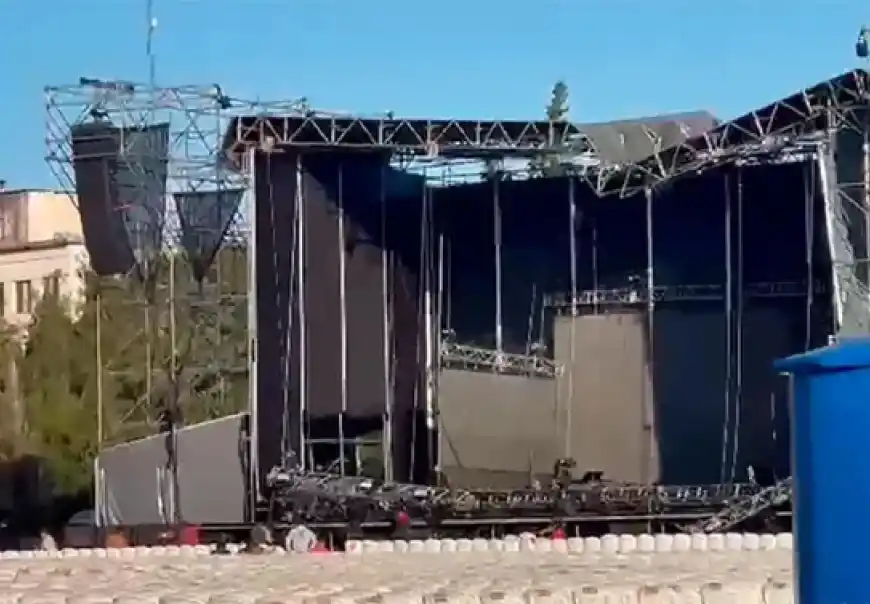 Parte del escenario de Union de Santa Fe derrumbado.