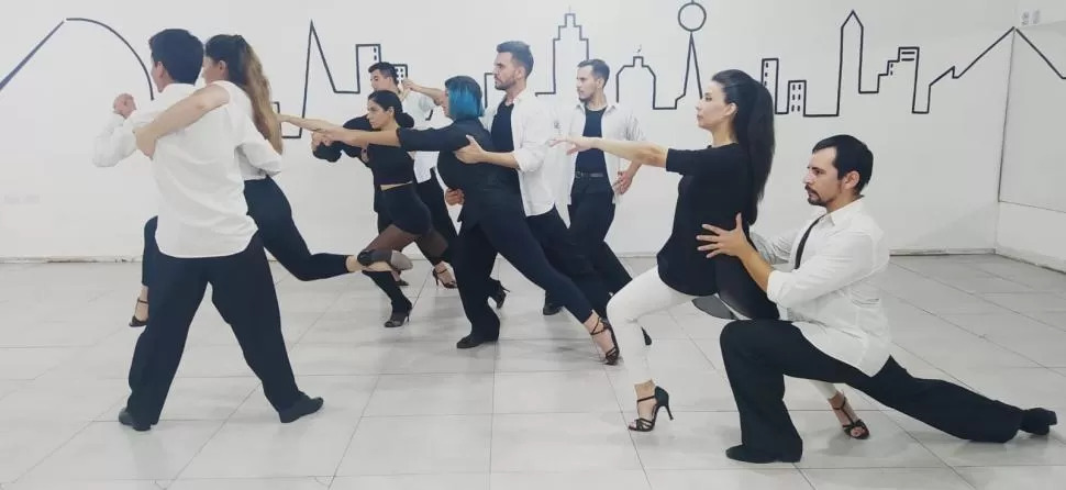 ENTRE CORTES Y QUEBRADAS. La compañía Bien Pulenta escenifica en la danza los cambios del género en el espectáculo La Máquina Tanguera.  