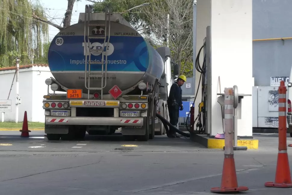 REPONIENDO. Un camión lleva el preciado combustible a la estación. 