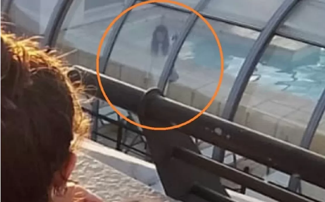 Le sacó una foto a su novia en el hotel y descubrió un detalle escalofriante