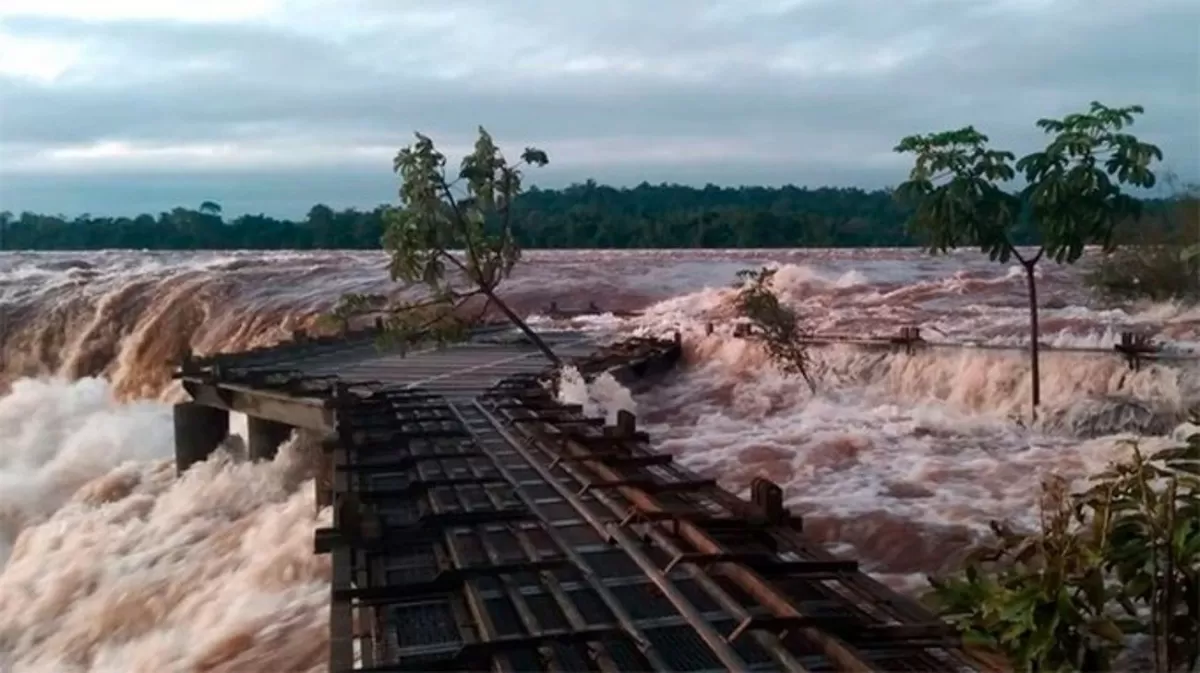 Las Cataratas del Iguazú  están sobrepasadas de agua: debieron cerrar pasarelas