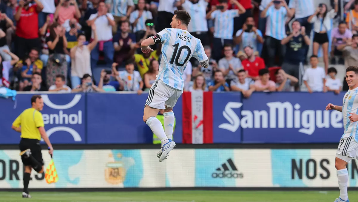 BIEN ALTO. Lionel Messi festeja la apertura del marcador ante Estonia.