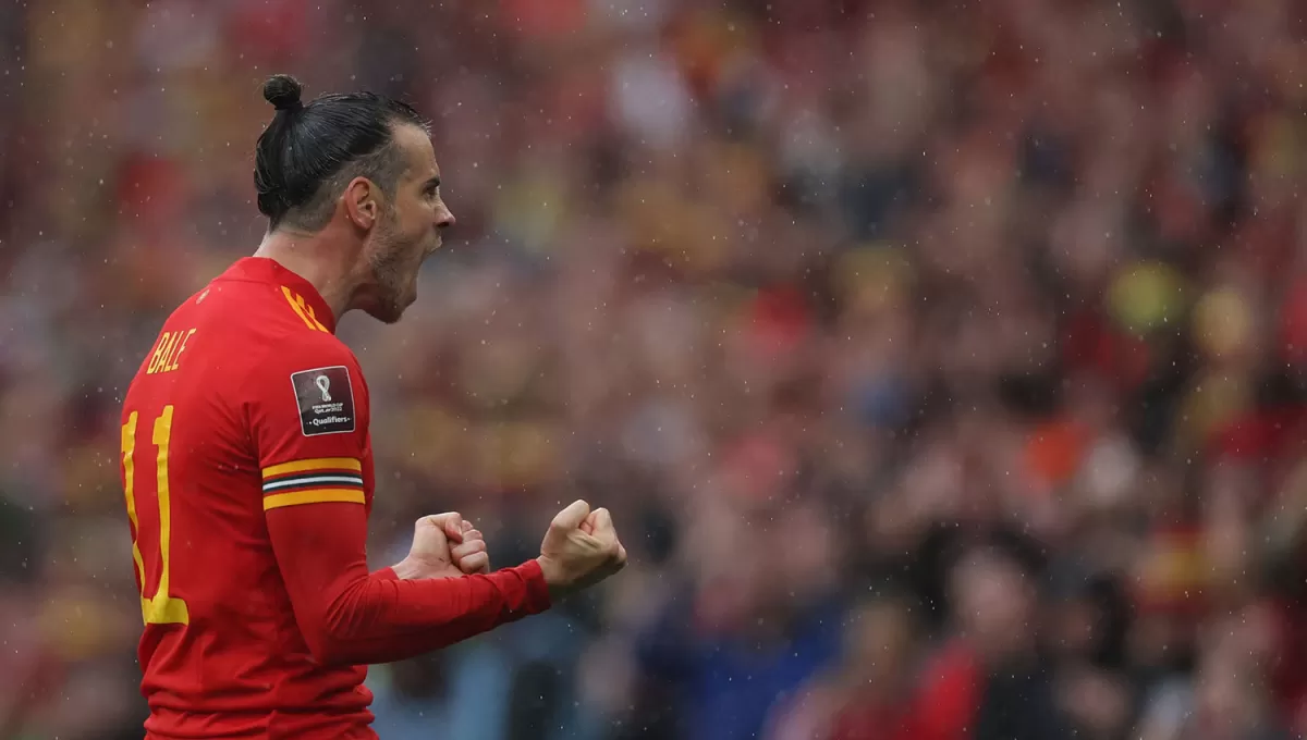 CON TODO. Bale celebra el gol que terminó de sellar el pase de los galeses a la próxima Copa del Mundo.