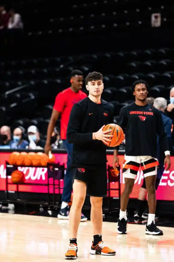 SUEÑO CUMPLIDO. El tucumano Felipe Palazzo estudia Finanzas en Oregon y juega en la liga universitaria. 