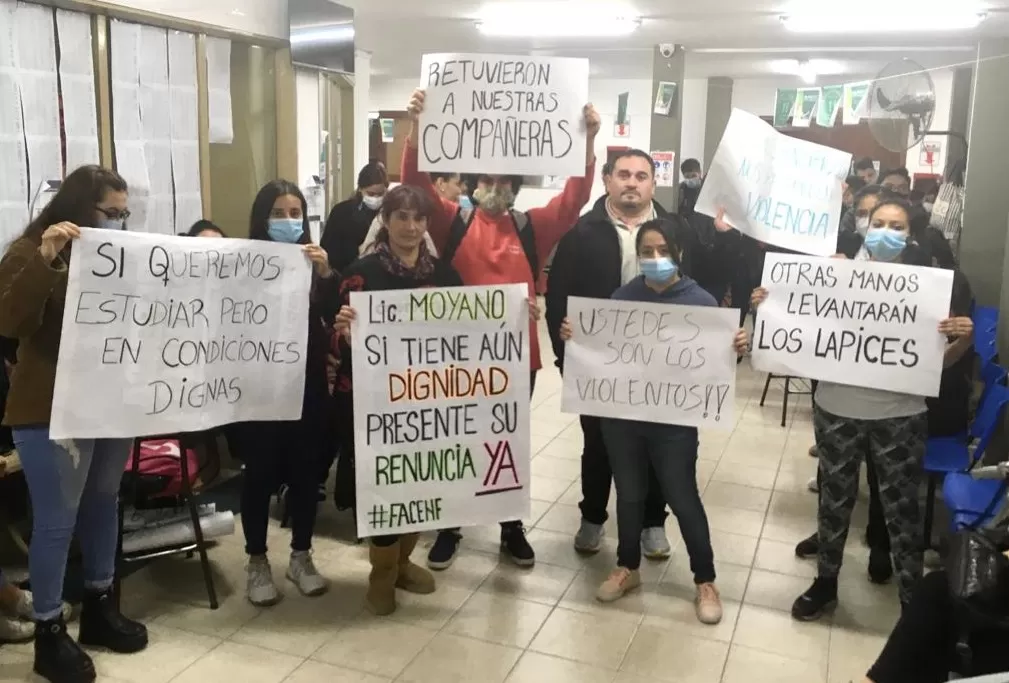 Horas de tensión durante la toma de la Escuela de Enfermería: hubo acusaciones y forcejeos