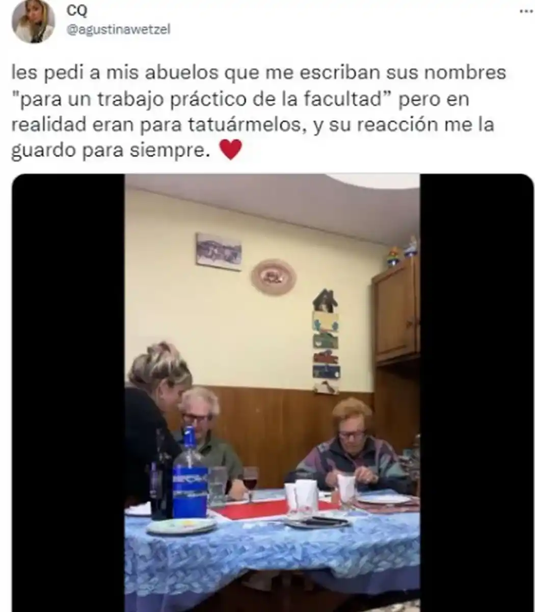 Le pidió a sus abuelo que escriban sus nombres en una hoja y luego se tatuó las firmas