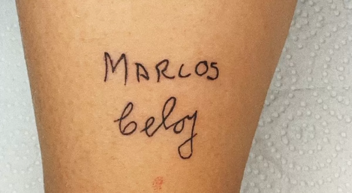 Una joven se tatuó el nombre de sus abuelos