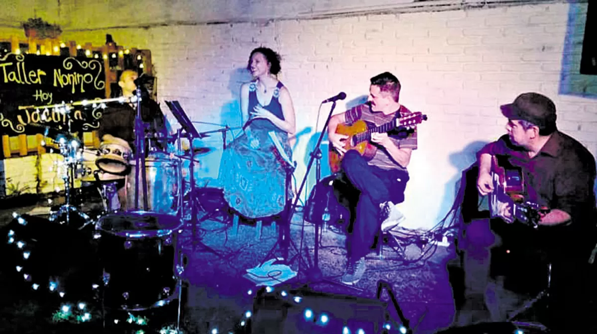 CANCIONES PROPIAS. El cuarteto Jacinta estará hoy en la plaza Mitre de Tafí Viejo con su repertorio. 