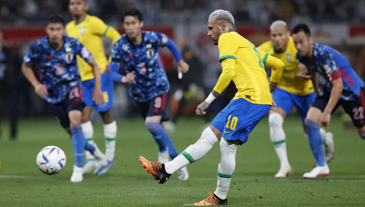 NO FALLA. Neymar anotó otra vez de penal para darle el triunfo a su seleccionado ante Japón.