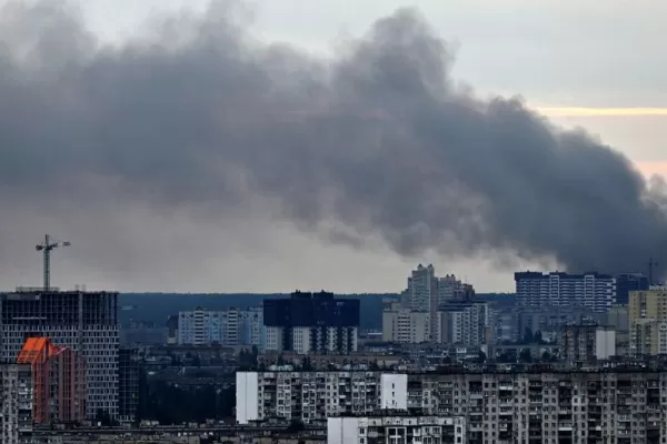 Rusia bombardea Kyiv y Ucrania dice que contraatacó