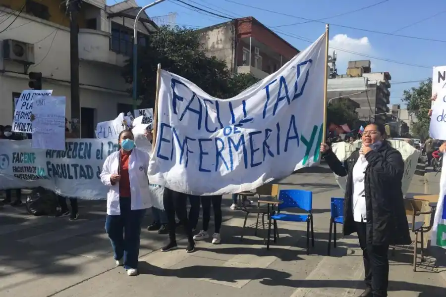 Horas de tensión durante la toma de la Escuela de Enfermería: hubo acusaciones y forcejeos