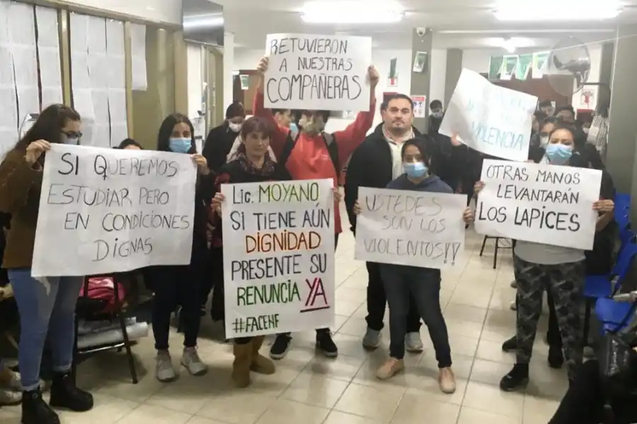 Horas de tensión durante la toma de la Escuela de Enfermería: hubo acusaciones y forcejeos