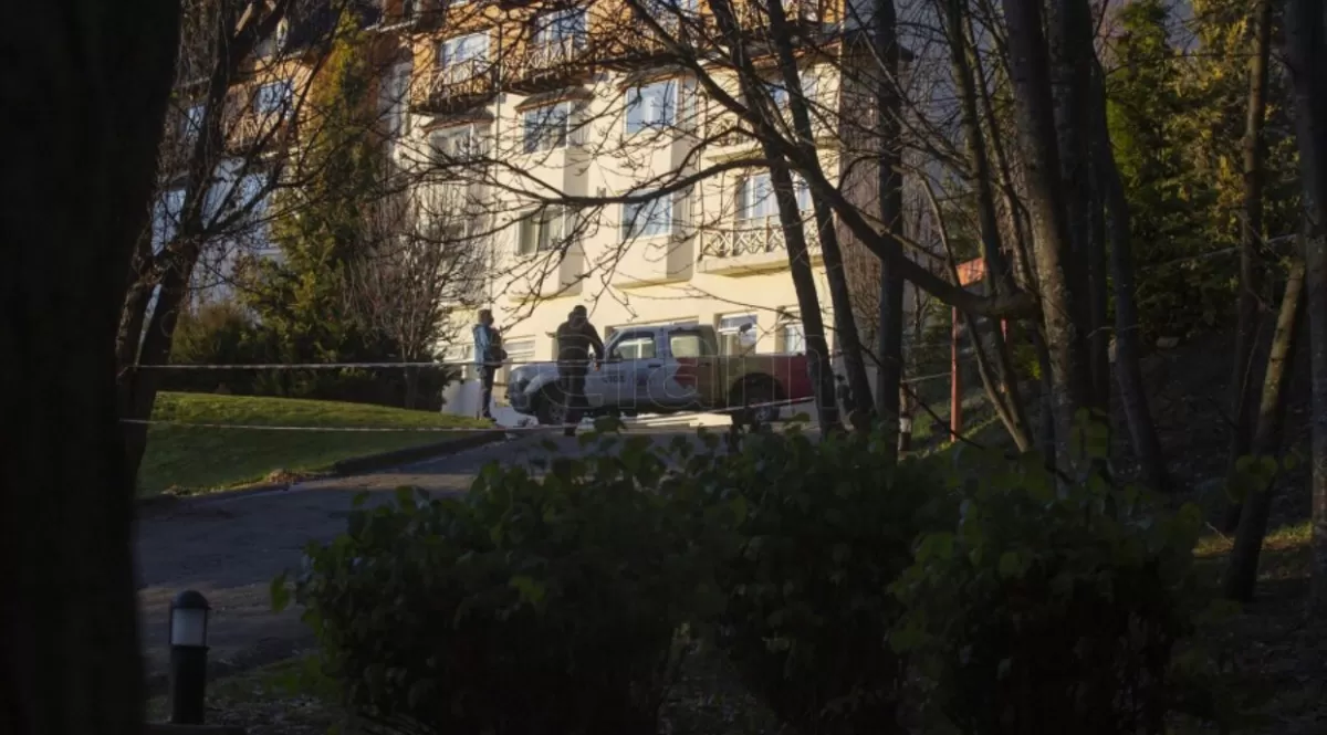 El hotel, visto de frente y desde lejos.