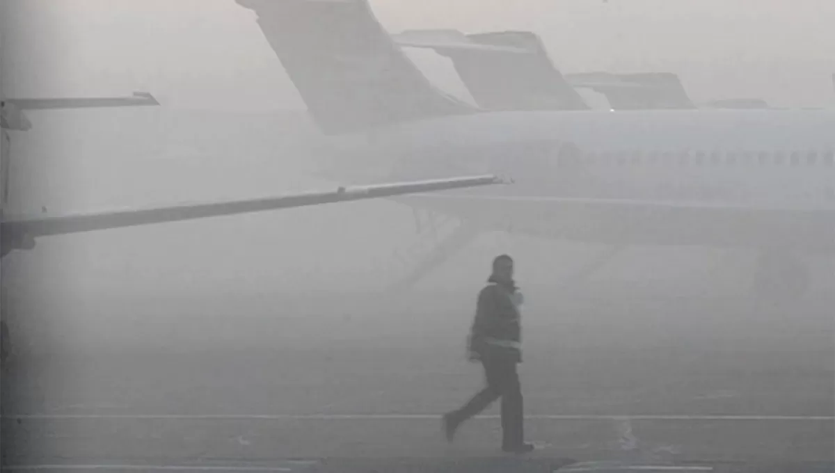 POCA VISIBILIDAD. En Aeroparque la niebla ocasionó inconvenientes durante toda la mañana.