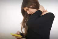 Cómo aliviar el dolor que nos causa usar en exceso el celular