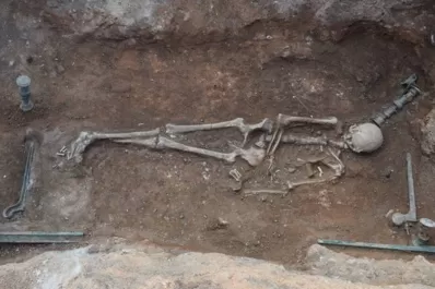 Encuentran los restos de una mujer de hace 2100 años con una corona de oro