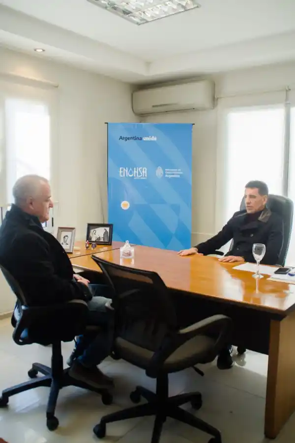 EN LA SEDE DEL ENOHSA-NORTE GRANDE. Vargas Aignasse recibió al intendente Noguera. Foto Prensa Enohsa