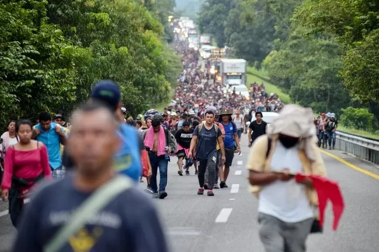 MARCHA. La caravana partió de Tapachula, con miles de personas.  