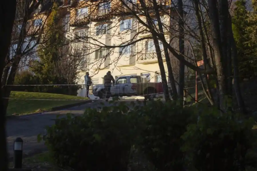 El hotel, visto de frente y desde lejos.