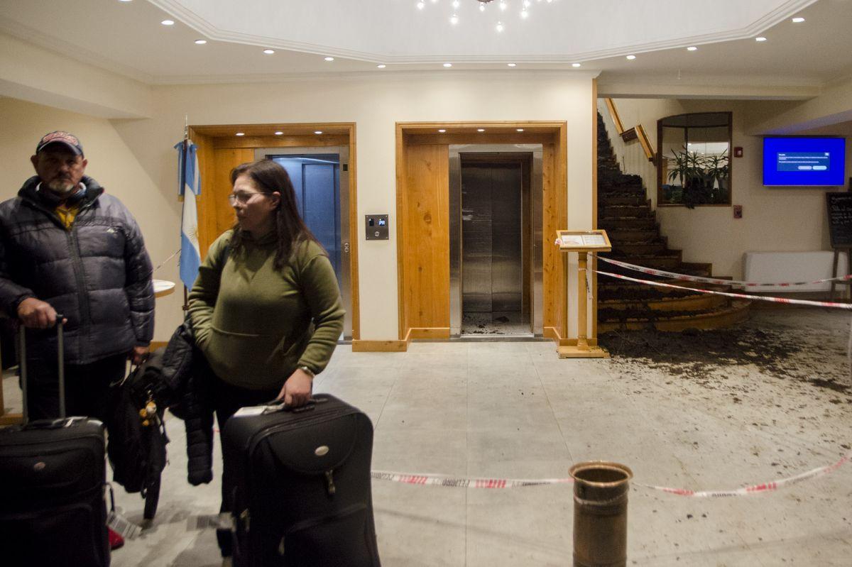 Alud en Bariloche: murió un hombre que estaba en un hotel y lo arrastró el barro