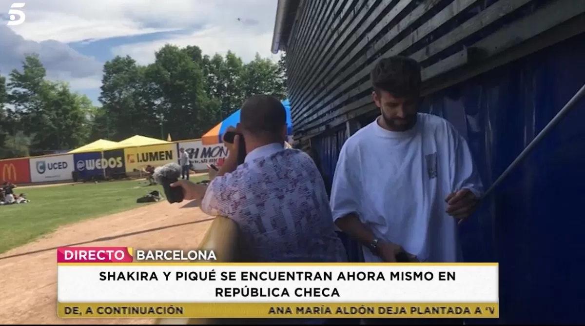 Piqué ingresando al campo del torneo de béisbol de su hijo en República Checa.