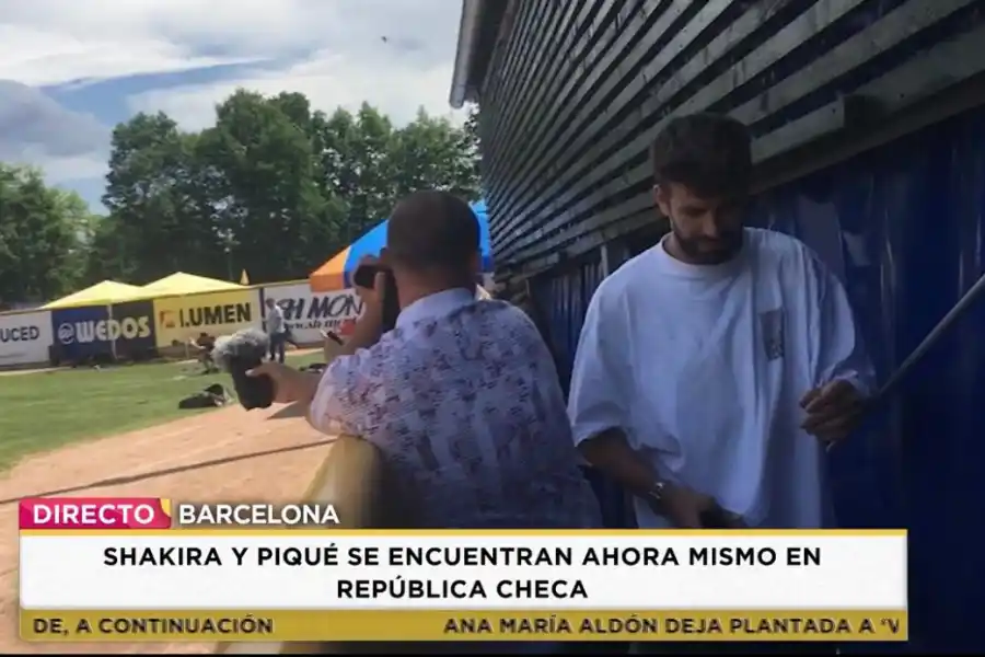 Piqué ingresando al campo del torneo de béisbol de su hijo en República Checa.
