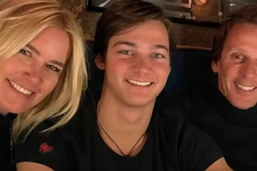 Tiziano Gravier junto a sus papás, Valeria Mazza y Alejandro Gravier