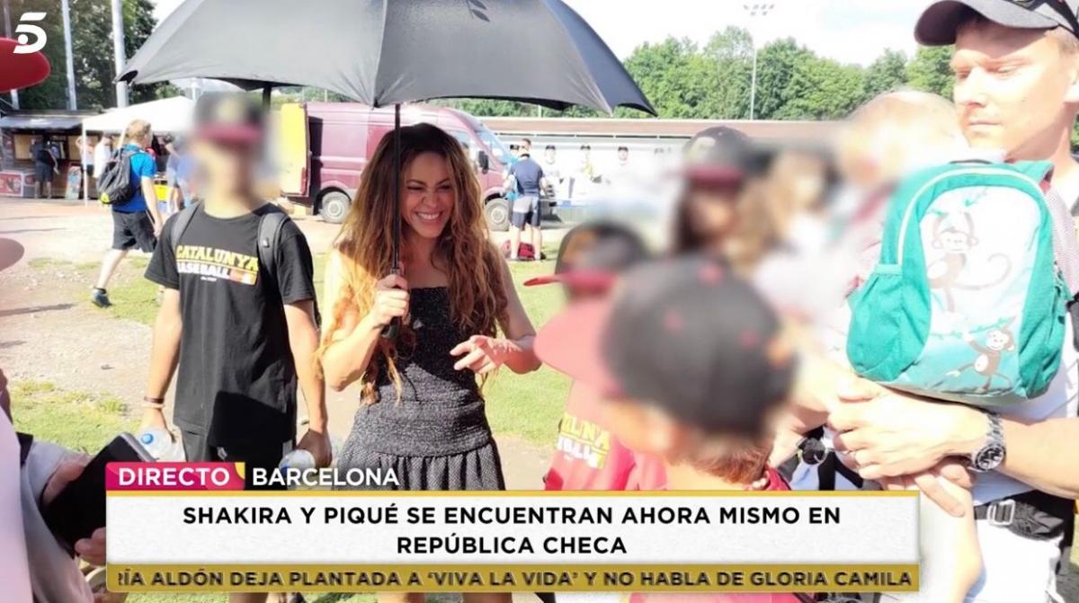 Shakira sonriente durante el torneo de béisbol de su hijo en República Checa.