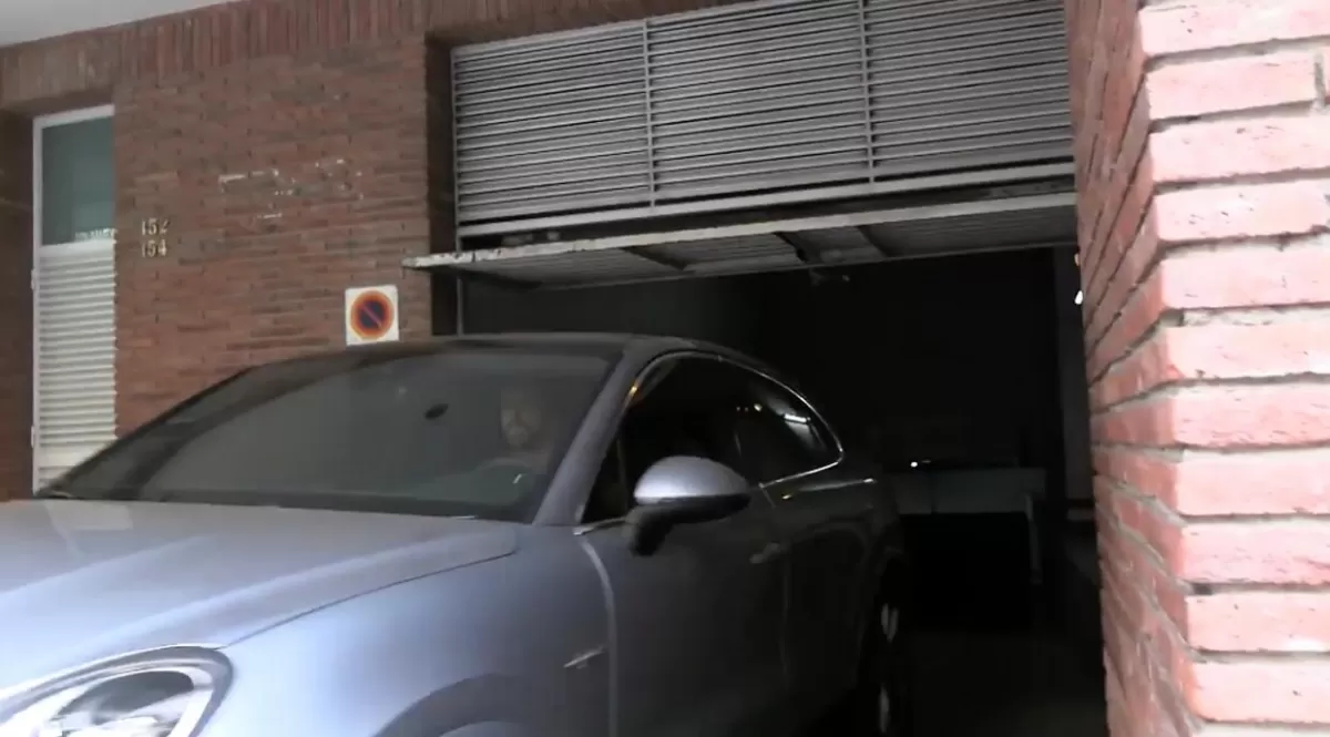 Piqué saliendo de su departamento de soltero en su auto.