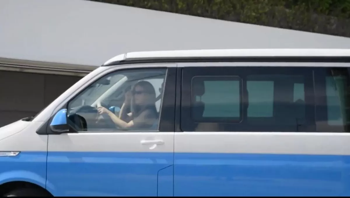 Shakira en su camioneta.