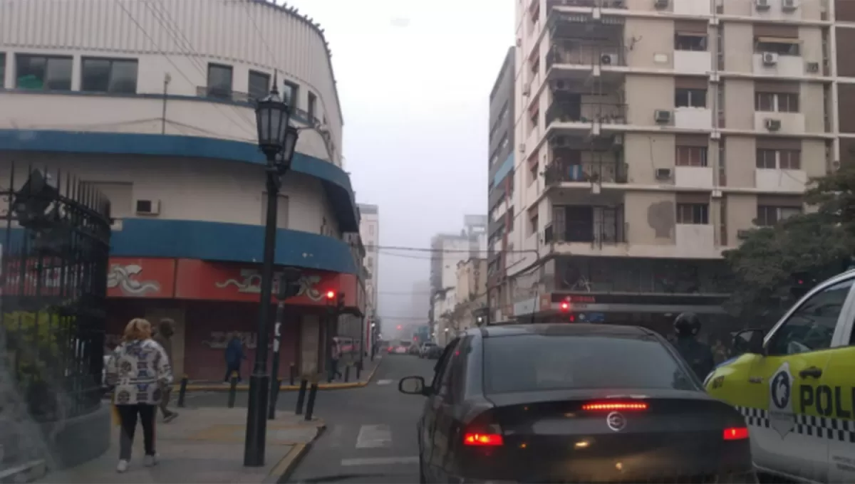 EN BARRIO SUR. Los edificios amanecieron cubiertos esta mañana en buena parte de la ciudad.