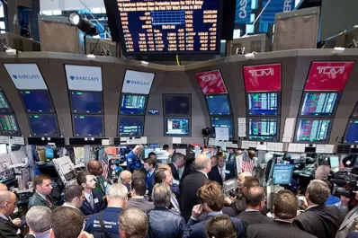 Bonos argentinos repuntan en Wall Street y el riesgo país baja por primera vez