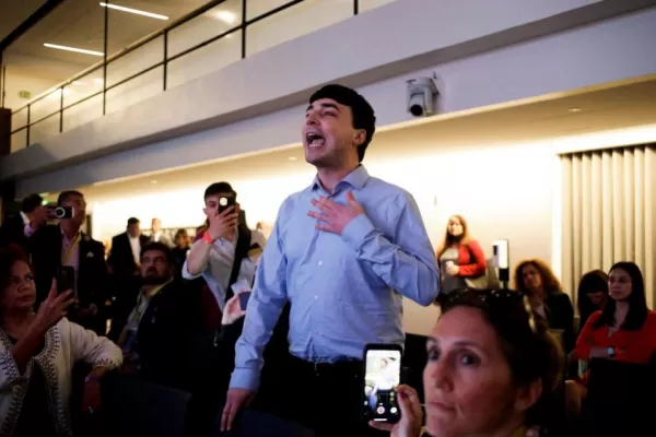 Almagro hablaba de libertad de prensa y le gritaron “golpista” y “asesino”