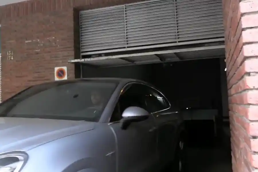 Piqué saliendo de su departamento de soltero en su auto.