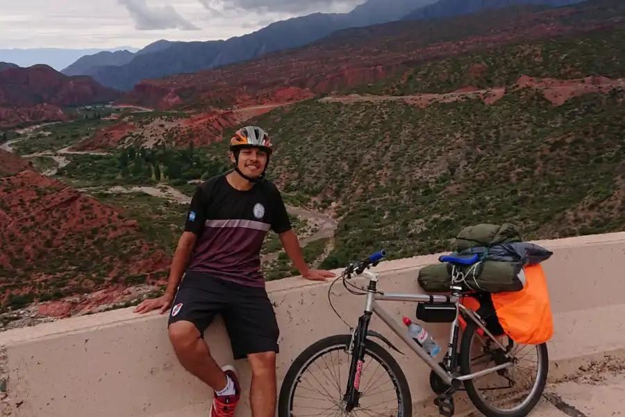 Una aventura única: viajó en bicicleta desde Yerba Buena hasta San Martín de los Andes