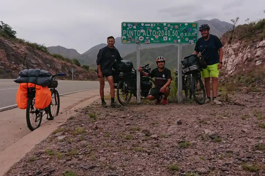 Una aventura única: viajó en bicicleta desde Yerba Buena hasta San Martín de los Andes