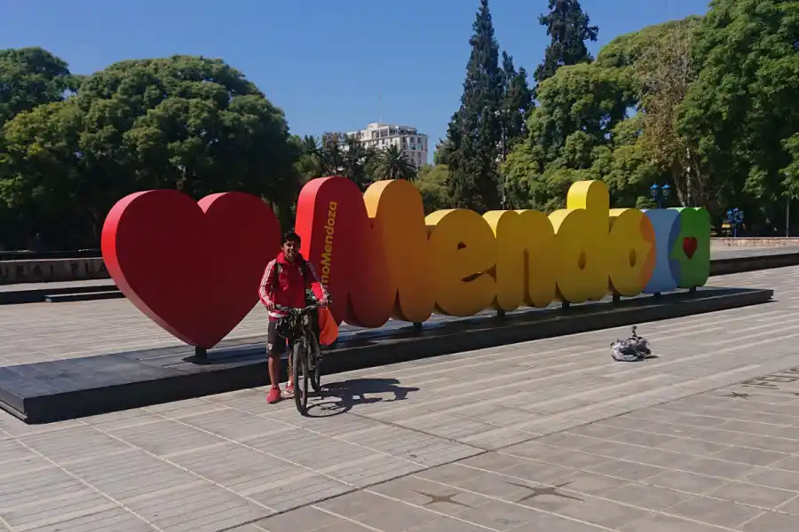 Una aventura única: viajó en bicicleta desde Yerba Buena hasta San Martín de los Andes