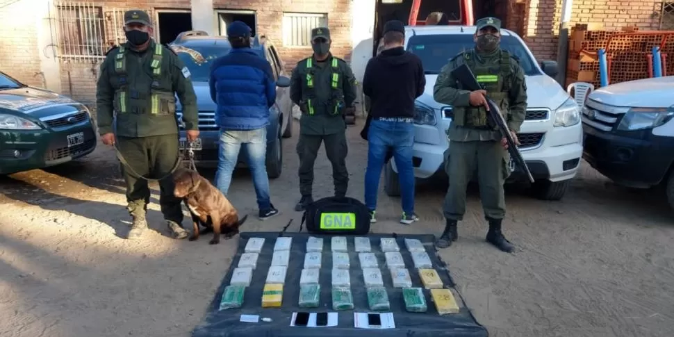 EL ÚLTIMO HALLAZGO. Gendarmes posan con los detenidos, los 29 kilos de cocaína y los detenidos del procedimiento de Colalao del Valle.  