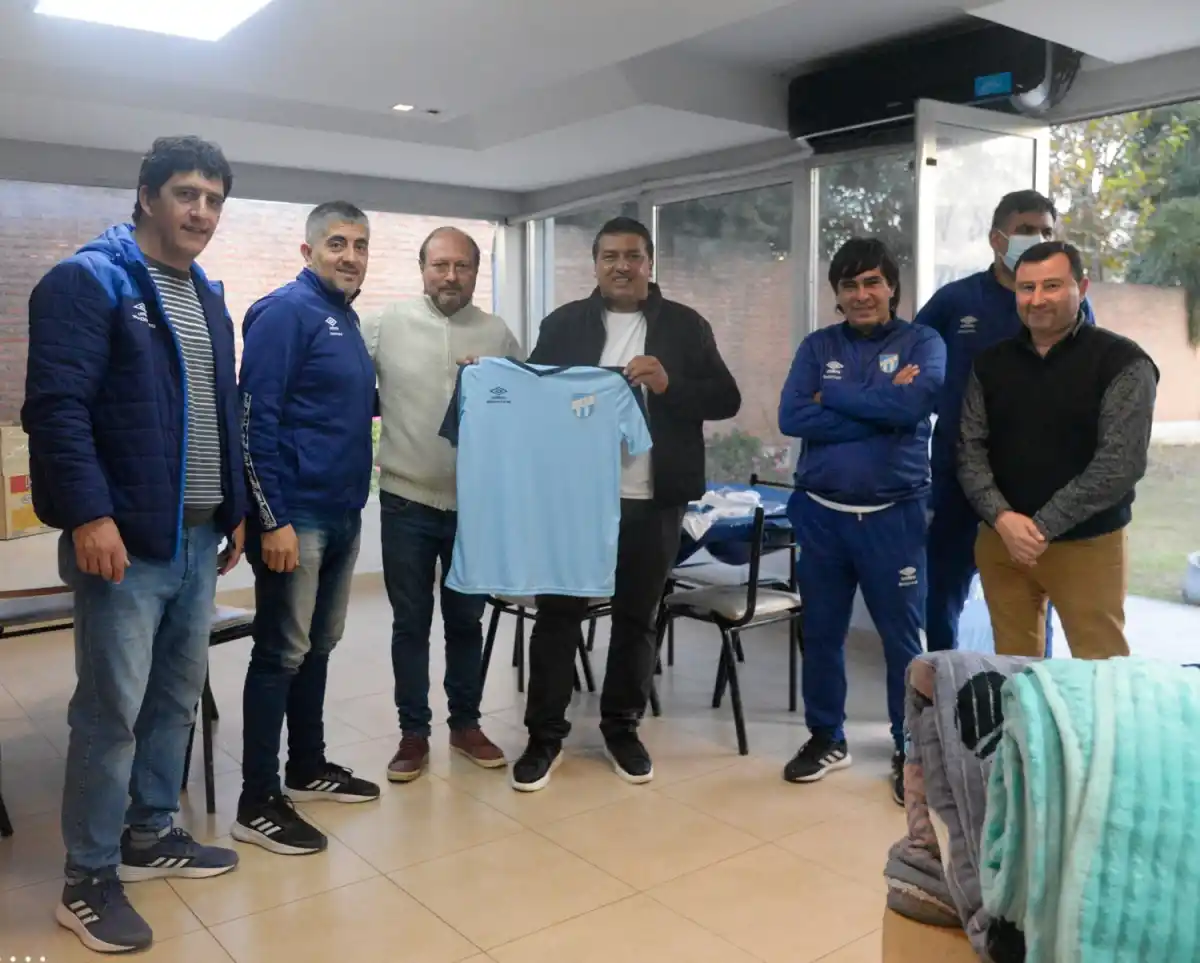El padre de Cuello, con la camiseta en sus manos, visitó el complejo de Ojo de Agua.