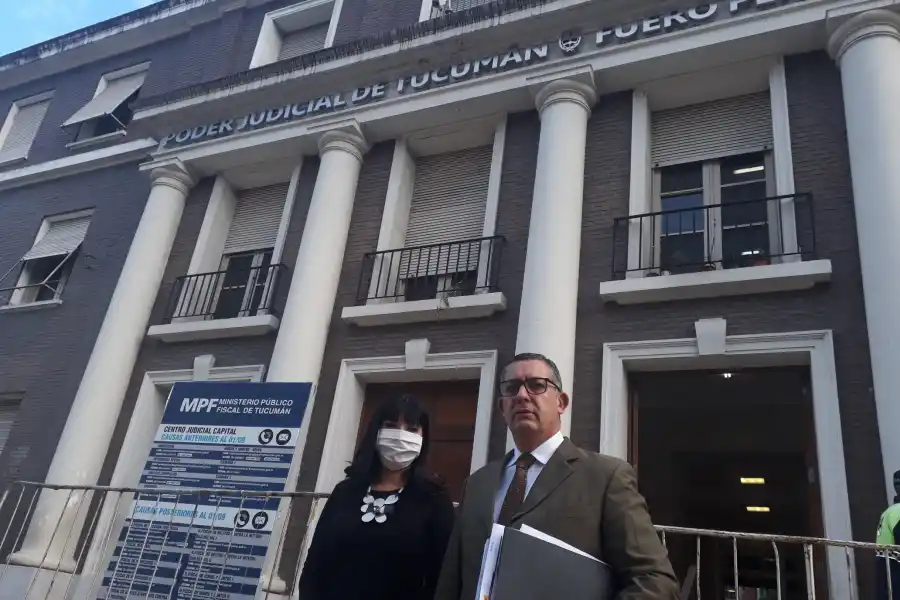 DENUNCIANTES. La dirigente gremial Martínez Romero y el abogado Gustavo Morales. Foto de Twitter @AleMartinezRom