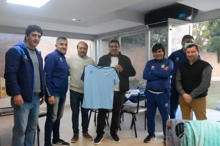 El padre de Cuello, con la camiseta en sus manos, visitó el complejo de Ojo de Agua.